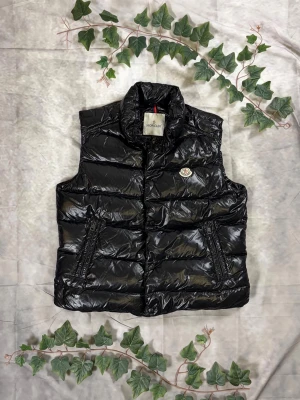 Moncler Tib Down Vest – Svart – Strl 4 - "|Färg: Svart, blank | Modell: Tib Down Vest, dunväst | Storlek: 4 (L), normal passform | Skick: Grade A, 9,5/10 | Hör av dig ifall du har funderingar!"