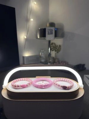 5st rosa knäcki - Tja säljer helt nya armband från Bältgallerian. Dem alla är i strechigt material men kan inte streckas ut för långt. Dem passar från 10 år plus. Vid köp av flera blir priset billigare och om du gillar så finns det flera att välja mellan. Säljer både knäcki och vanlig pärlarmband Samt bälten.