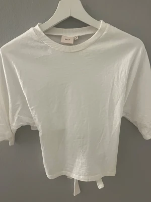 knyt t-shirt med öppen rygg. - väldigt fin tröja från nelly. Använt fåtal gånger så fortfarande i väldigt bra skick.