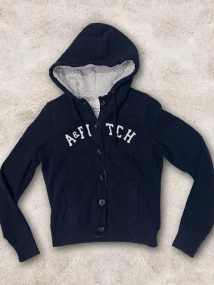 Abercrombie & fitch XS dam - Abercrombie & fitch storlek XS dam. Färg mörkblå. Bra skick! 😀