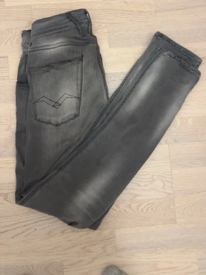 Replay jeans  - Stilrena Replay jeans i storlek 29/32, passar även mindre storlekar. Replay Anbass Hyperflex. Perfekt inför alla årstider, väldigt Grish och sofistikerad stil. Nypris ca 1800kr. Skriv dm om du har funderingar.