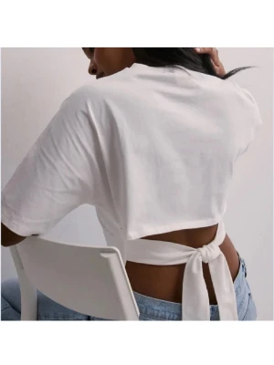 vit t-shirt med snören - Säljer en jätte fin vit T-shirt med snören som ej kommer till andvänding längre💕