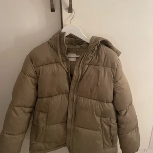 Biege jacka - Puffig Biege dunjacka från HM som sitter supersnyggt! Jag brukar ha S men den passar på mig!! 