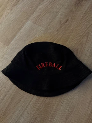 Fireball Buckethat - Svart fiskehatt med Fireball logo