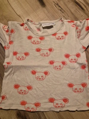 Mini rodini tshirt  - Vit t-shirt från Mini Rodini med korta ärmar och ett gulligt rött björnmönster över hela tröjan. Strl 92/98 fint skick!