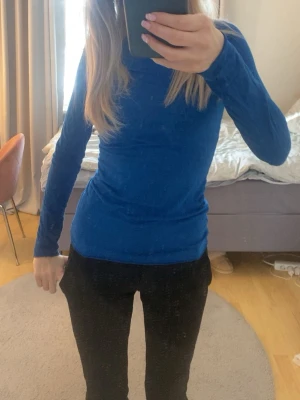 Blå intimissimi tröja  - Väl använd. Nån tråd nånstans men har ej hittat nått hål