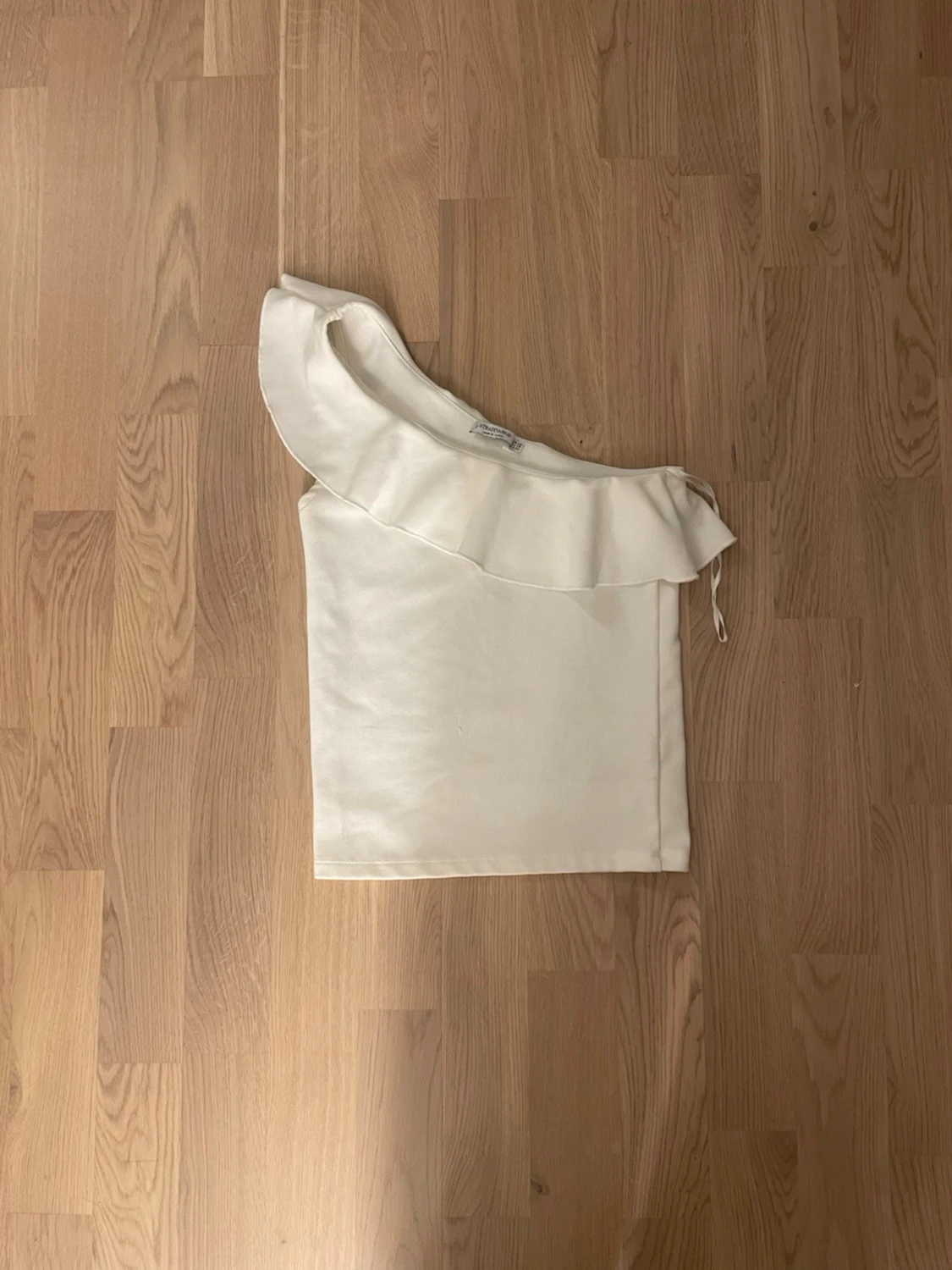 Vit one shoulder topp med volang - 1