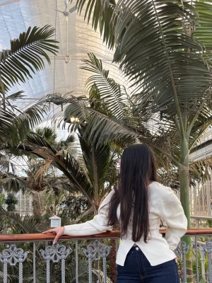 Figursydd stickad kofta Gina tricot viral - Stilren vit blus med lång ärm och markerad midja. Blusen har snygga knappar längs ryggen och en lätt struktur i tyget. Perfekt till jeans eller kjol för en trendig look.