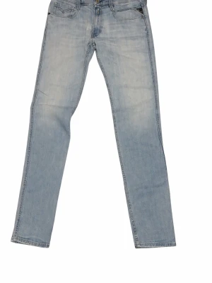 Ljusblå Replay anbass jeans straight fit - Snygga ljusblå jeans från Replay med klassisk femficksmodell och raka ben. Jeansen har en avslappnad passform och är tillverkade i mjukt bomullsdenim. Perfekta för en casual look och lätta att matcha med olika stilar. Hör av er vid fler frågor.