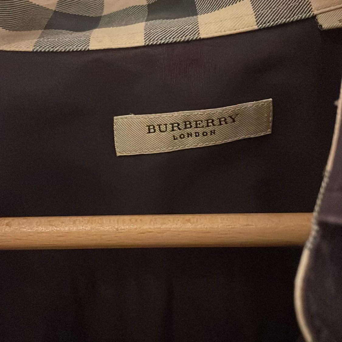 Mörklila Burberry skjorta med rutig detalj - 1