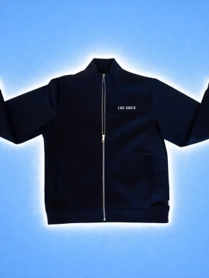 Marinblå vindjacka från Les Deux - Snygg marinblå vindjacka från Les Deux med rak passform och hel dragkedja framtill. Jackan har hög krage, diskret logga på bröstet och två fickor på sidorna. Perfekt för dig som gillar stilren och enkel design. Det är 158-164 barn st