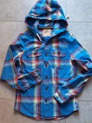 Väldigt sällsynt overshirt från hollister  - As snygg och eftertraktad overshirt från hollister. Den är i väldigt fint skick och passar till mycket. Priset kan absolut diskuteras! 