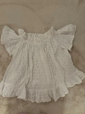 Vit offshoulder blus från ASOS - Söt vit offshoulder blus från ASOS i broderad bomull med hålmönster. Skriv vid funderingar🥰