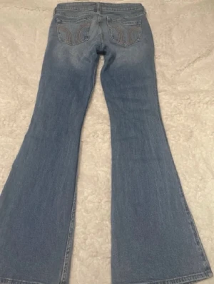 Blå low-rise jeans från Hollister - Säljer ett par blå low-rise jeans från Hollister. Storlek 32 (w24), kommer inte till användning. Pris kan diskuteras 