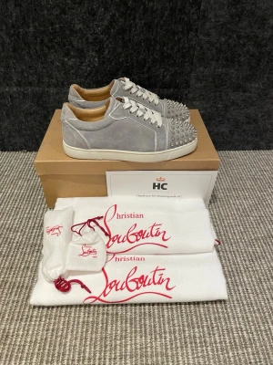 Christian Louboutin skor  - Hej, säljer nu dessa svin snygga Loubs skor. Skorna är i nytt skick! Begränsat antal boxar och dustbag. Hör av dig vid frågor. Nypris 8500kr