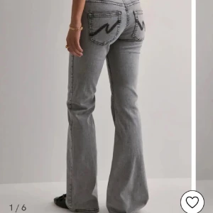 Grå bootcut jeans från Nelly - snygga lågmidjade bootcut jeans från Nelly. Använda Max 2-3 gånger och i helt nytt skick. Skriv om ni undrar nått eller vill ha fler bilder!💕🙏🏻