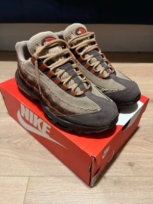 Nike Air Max 95 Anatomy spine  - Nike Air Max 95 Anatomy spine i beige, brunt och mörkgrått med mesh och mockadetaljer. Klassisk vågig design, synlig Air-sula och snörning. Perfekta för dig som vill ha en unik och stilren sneaker med retrovibbar. Kan diskutera pris vid snabb affär 