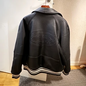 Svart corteiz läder skydive jacka - Corteiz skydive Jacka, Skriv gärna för mer info! Storlek M