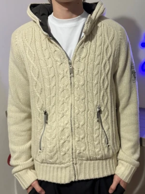 Stanwick Cardigan - Cardigan från Stanwick, slitningar på insidan på ena ärmen, syns på sista bilden/annars bra skick. Modellen är 194/bred frame