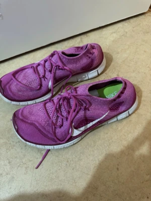 Nike skor  - Ett par Nike skor i stl 39 säljs för 150 kr. 