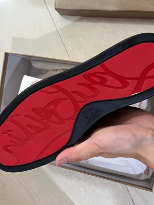 Svarta sneakers med logga - Svarta sneakers med svart broderad logga på hälen. Skorna har snörning, rund tå och platt sula. Ovandelen är i mocka och insidan är ljusbeige. Snygg och stilren design som passar till många outfits.  Fantastisk kvalite!!! Köpta här på plick. Helt nya! Storlek 39 levereras med dustbag