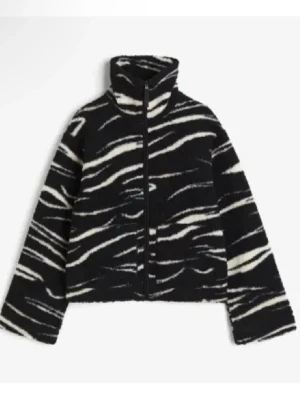 Svartvit teddyjacka med zebramönster - Super snygg och mysig teddyjacka i svart och vit perfekt nu till våren. Säljer pågrund att den är förliten för mig, nästan inga täcken på andvänding. Skriv för fler bilder💕