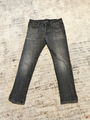 Jack and jones jeans - Snygga grå jeans med raka ben. Klassisk femficksmodell med normal passform och modellen är slim straight Tim. Perfekta till en avslappnad stil och funkar året runt.