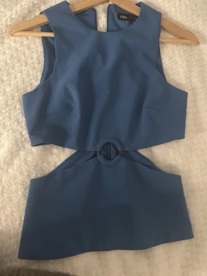 Blå croppad topp från Zara - Snygg blå topp från Zara👏👏👏🔥😩
