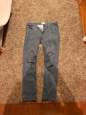 Mörkblå jeans från Acne Studios - Säljer ett par mörkblå jeans från Acne Studios, modell Vega Most. Byxorna har klassisk femficksdesign, dragkedja och raka ben. Materialet är 98% bomull och 2% elastan vilket ger en skön stretch. Perfekta för dig som gillar stilrena och snygga jeans.