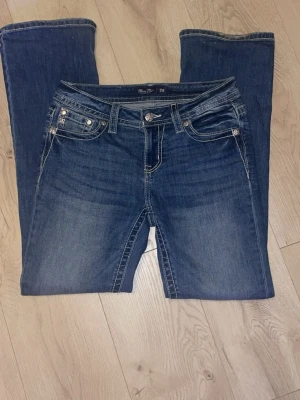 Miss me bootcut jeans - Snygga blå jeans med bootcut passform och låg midja. Jeansen har klassiska fem fickor, kontrastsömmar och är tillverkade i slitstarkt denimtyg. Perfekta för en avslappnad och trendig look.