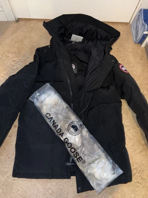 Canada goose carson  - Canada goose carson med red label helt ny i storlek S/M med päls. Perfekt för er som gillar en lite längre jacka då den täcker halva låret. Skriv pm vid frågor!