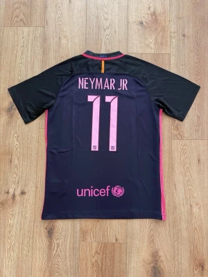 FC Barcelona Neymar JR retro fotbollströja - Helt oanvänd med tags kvar och Nike påse. Storlek Medium. Skriv privat för fler bilder eller vid funderingar! 