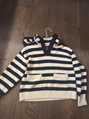 Stickad Zara hoodie/ tröja  - Jättefin stickad tröja från Zara, aldrig använd, storlek s men jag skulle säga att den också passar m eftersom att dene lite oversized🩷