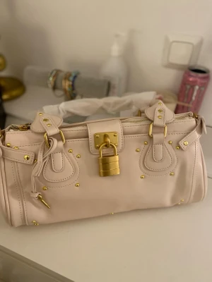 Chloe Paddington liknande planet missy - Väska från planet missy, den är ej äkta! Men en liknande som påminner om den kända chloe Paddington väskan, i helt nytt skick utan prislapp och oanvänd❤️  Skriv bara kring frågor eller bilder🤍