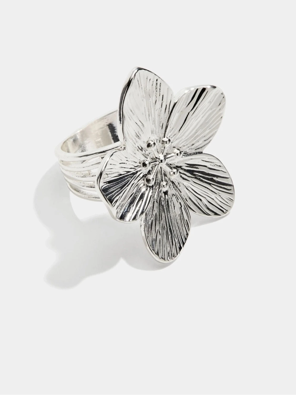 Silvrig blomring i metall