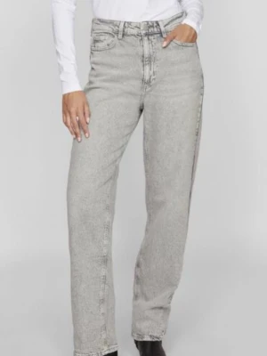 Grå raka jeans från VILA - Snygga gråmelerade jeans med rak passform och hög midja från VILA. Knappt använda då de är för stora för mig. Jeansen har längd 32.