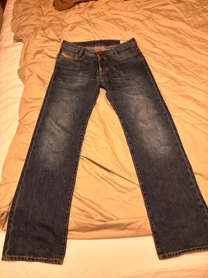 Diesel Vintage  - Säljer ett par otroliga jeans från diesel brallan är i toppskick med en perfekt passform, sitter väldigt rakt och najs och sköna i slutet av benet då byxan går över skorna perfekt som en Bootcut. Jätte fin fade/wash 
