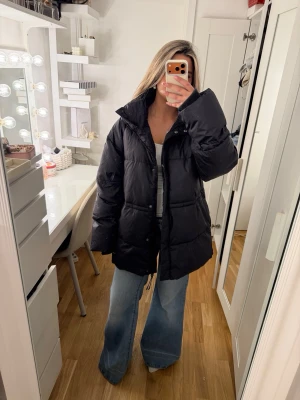 carin wester jacka - Supersnygg vinter jacka i färgen svart! Originell pris: 2000 kr Storlek M  Oanvänd