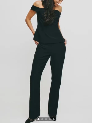 Lowwaist bootcut kostymbyxor - Jättefina popuräla kostymbyxor men tyvärr förstora för mig som man ser lite på bilderna… väl använda men fortfarande i bra skick, inga stora defekter😇 Passar mig in längd som är 167 men är lite stora i midjan för mig. Strl 34❤️