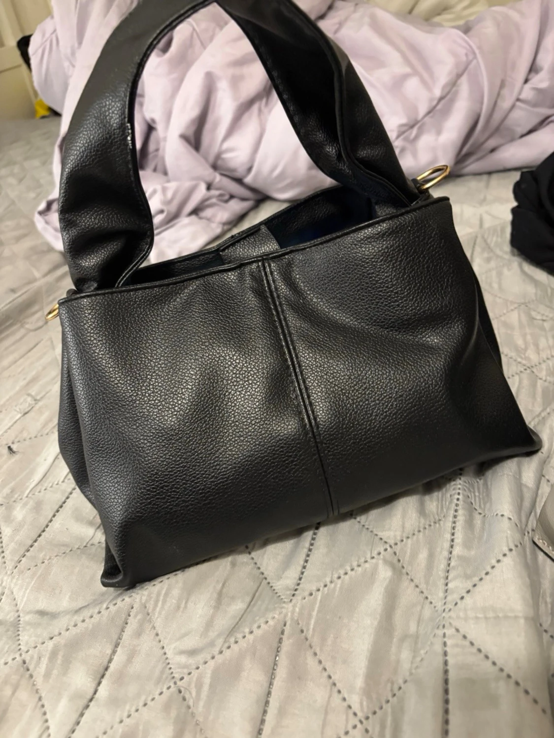 Svart handväska i skinnimitation