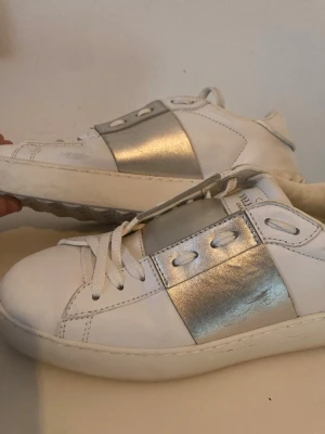 Valentino skor - Säljer dessa super snygga valentino skor i silver. Storlek 37. Självklart äkta, har serienummer i sig. Nästan aldrig använda! ❤️❤️