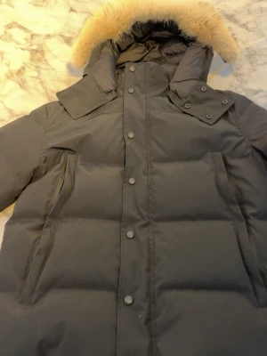 Canada goose Wyndham parka black label  - En lite mer unik version av den ökända Wyndham modellen från canada goose väldigt varm och skön passar perfekt till det kyliga vädret och är  väldigt stilren går även att ta bort pälsen men även hela luvan om man vill jackan är i storlek xl men passar även L perfekt då jag själv har storlek l/ pris kan diskuteras vid snabb och smidig affär 