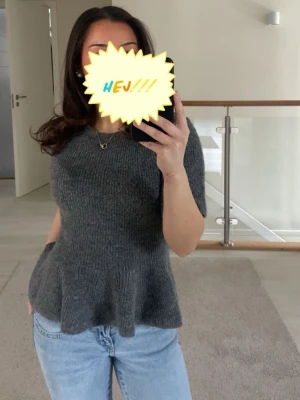 Mörkgrå stickad peplum tröja - Snygg mörkgrå stickad peplum tröja från hm! 