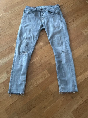 Dondup George  - Säljer ett par ljusgrå jeans från dondup med George modellen kom gärna med frågor och funderingar samt om du vill se fler bilden 