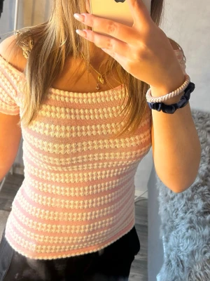 Randig topp från Nelly - Supersöt topp från Nelly, använd ett fåtal gånger så den är i bra skick💗💗