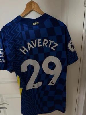 Chelsea 21/22 hemmatröja - Chelsea 21/22 hemma tröja med Kai Havertz på ryggen. Premier leauge badge sitter på och tröjan är strl M