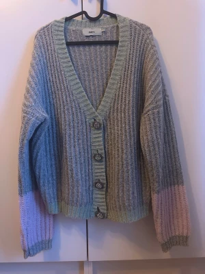Cardigan  - Mysig oversize cardigan från Moves. Ej nopprig.