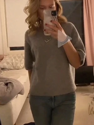 Grå stickad tröja från & Other Stories - Mysig grå stickad tröja från & Other Stories, enkel design med rund halsringning och mjukt material. Den är i mycket bra skick och i storlek xs. Skriv för fler bilder 💗