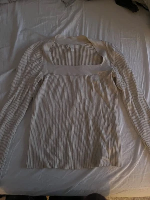 Ribbad beige långärmad topp - Säljer en ribbad beige långärmad topp med fyrkantig ringning från H&M<3