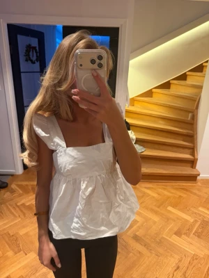 Topp - Säljer denna sååå söta topp🫐🫐💛💛